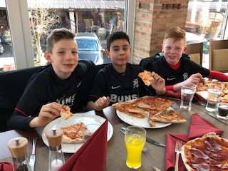 U12 Teambuilding beim Pizzaessen