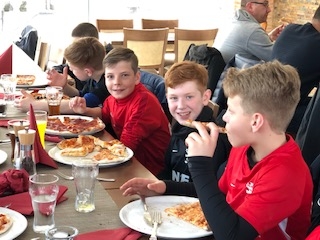 U12 Teambuilding beim Pizzaessen