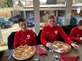 U12 Teambuilding beim Pizzaessen