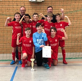 U12 Hallenturnier Erfurt (o.v.l. Linus Hellmuth, Co-Trainer Holger Hellmuth, Efekan Kocabey, Lasse Schönewolf, Jakob Kuntze, Trainer Lars Findler, Jonathan Ruzicka, Kjell Kersten, Konstantin Mahner, Pelle Findler)