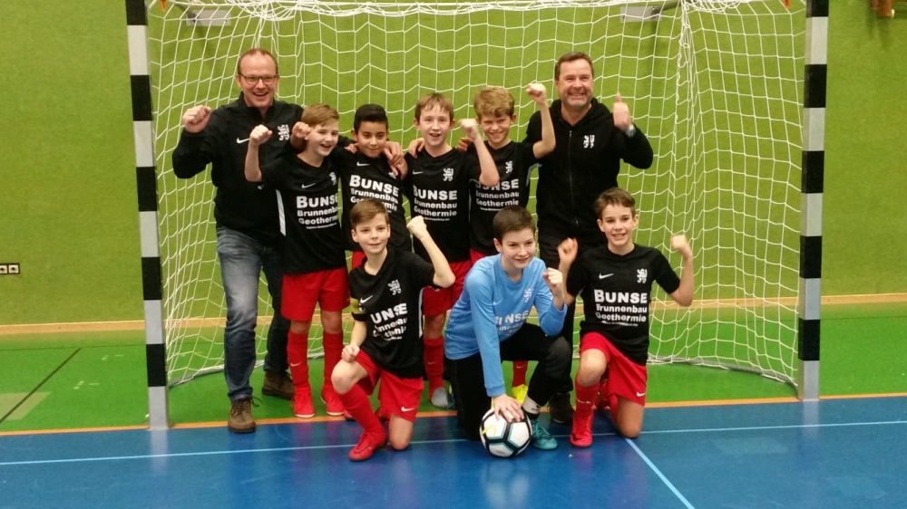 U12 Hallenturnier VfL Kassel (o.v.l. Co-Trainer Holger Hellmuth, Kjell Kersten, Efekan Kocabey, Linus Hellmuth, Jakob Kuntze, Trainer Lars Findler u.v.l. Jonathan Ruzicka, Konstantin Mahner, Pelle Findler)