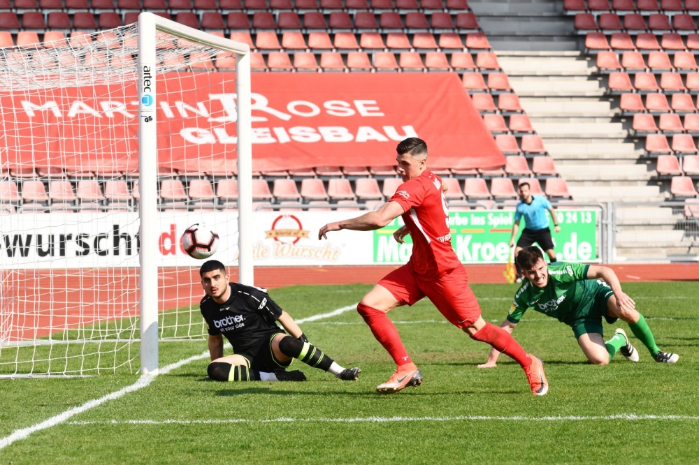 Lotto Hessenliga 2018/2019, KSV Hessen Kassel, Bad Vilbel, Endstand 3:0, Jon Mogge (KSV Hessen Kassel)