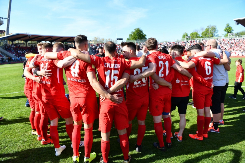 Lotto Hessenliga 2018/2019, KSV Hessen Kassel, KSV Baunatal, Endstand 3:1; Mannschaftskreis