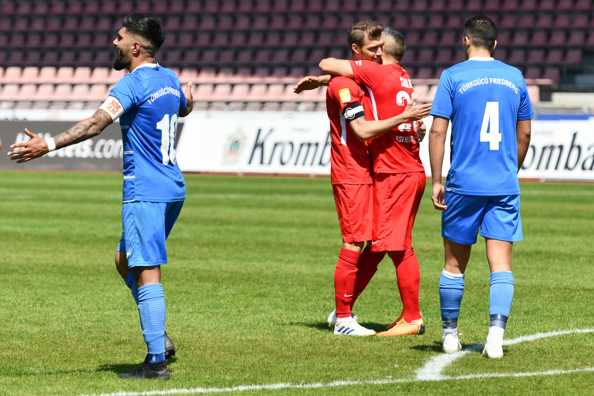Lotto Hessenliga 2018/2019, KSV Hessen Kassel, Türk Gücü Friedberg, Endstand 4:0, Jubel zum 4:0