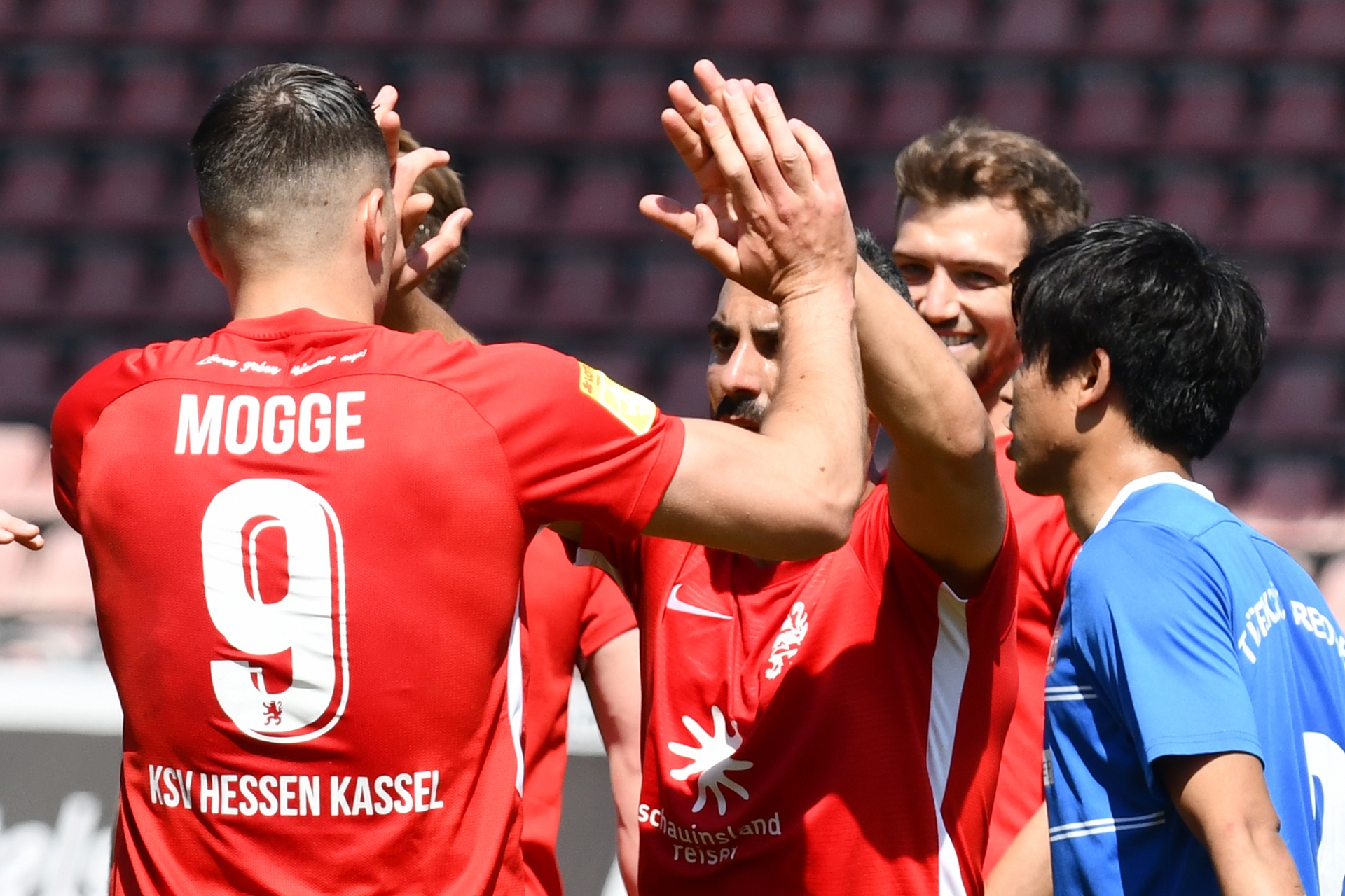 Lotto Hessenliga 2018/2019, KSV Hessen Kassel, Türk Gücü Friedberg, Endstand 4:0, Jubel zum 4:0