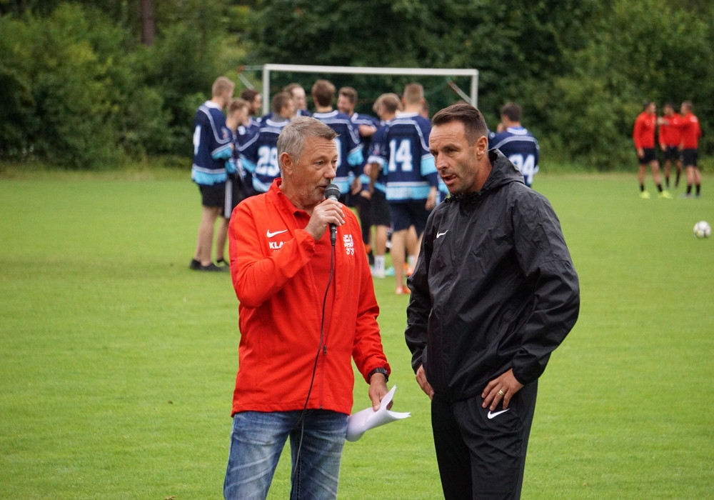 Mannschaftspräsentation und Spaßspiel gegen die Eishockeyjugend Kassel