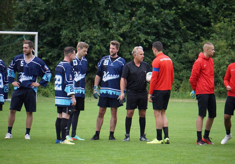 Mannschaftspräsentation und Spaßspiel gegen die Eishockeyjugend Kassel