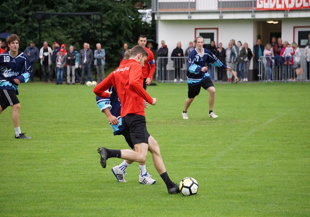 Mannschaftspräsentation und Spaßspiel gegen die Eishockeyjugend Kassel