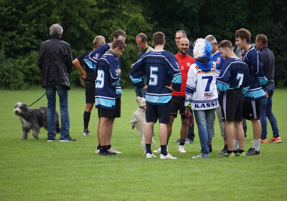 Mannschaftspräsentation und Spaßspiel gegen die Eishockeyjugend Kassel