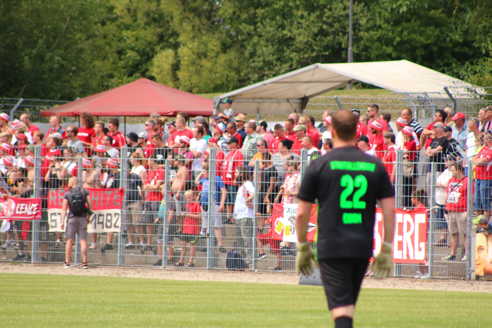 Stadtallendorfer Spieler vor Kasseler Fans