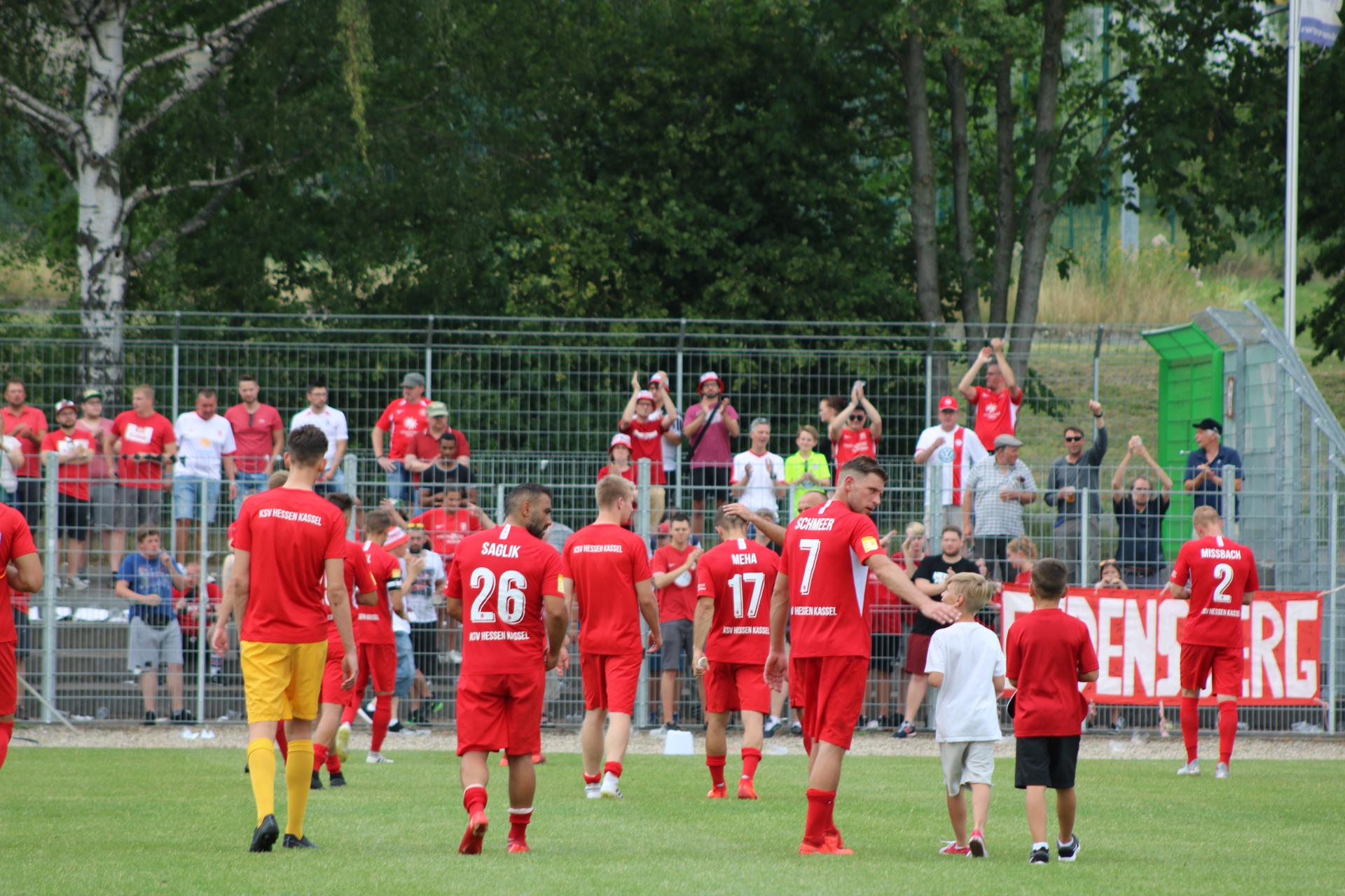 Mannschaft geht zu Fans