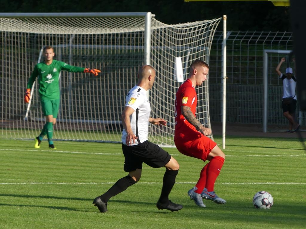 1. Hanauer FC 1893, KSV Hessen Kassel, Jan-Philipp Häuser sichert den Ball