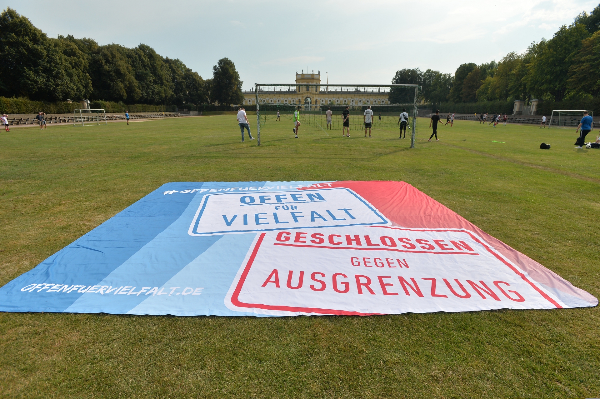 Am Dienstag, 27.08.2019 werden insgesamt 25.000 Euro im Rahmen der Wintershall Dea-Ausschreibung â€žIch will Vielfalt-Verstärker werdenâ€œ an sechs ausgewählte Projekte vergeben, die sich in der Region Kassel für Vielfalt oder in besonderem Masse für Weltoffenheit, Toleranz und gegenseitigen Respekt einsetzen.Im Vorprogramm trägt der KSV ein Fun-Fussballturnier, den â€žOffen für Vielfaltâ€œ-Cup, aus.Hier: Setup / Atmosphäre