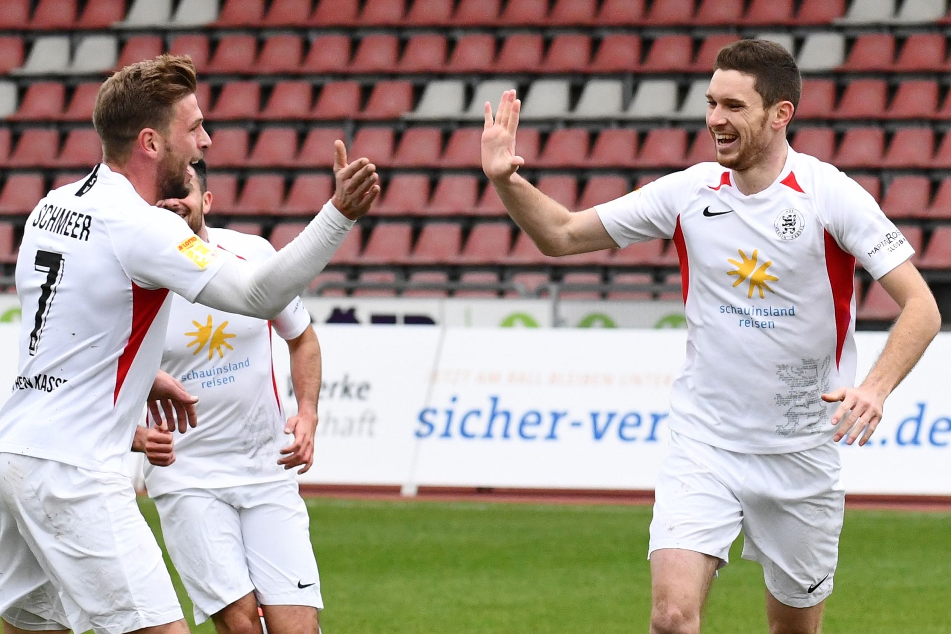 KSV Hessen Kassel, Rot-Weiss Walldorf, Endstand 4:0, Jubel zum 1:0, Sebastian Schmeer (KSV Hessen Kassel), Lukas Iksal (KSV Hessen Kassel)