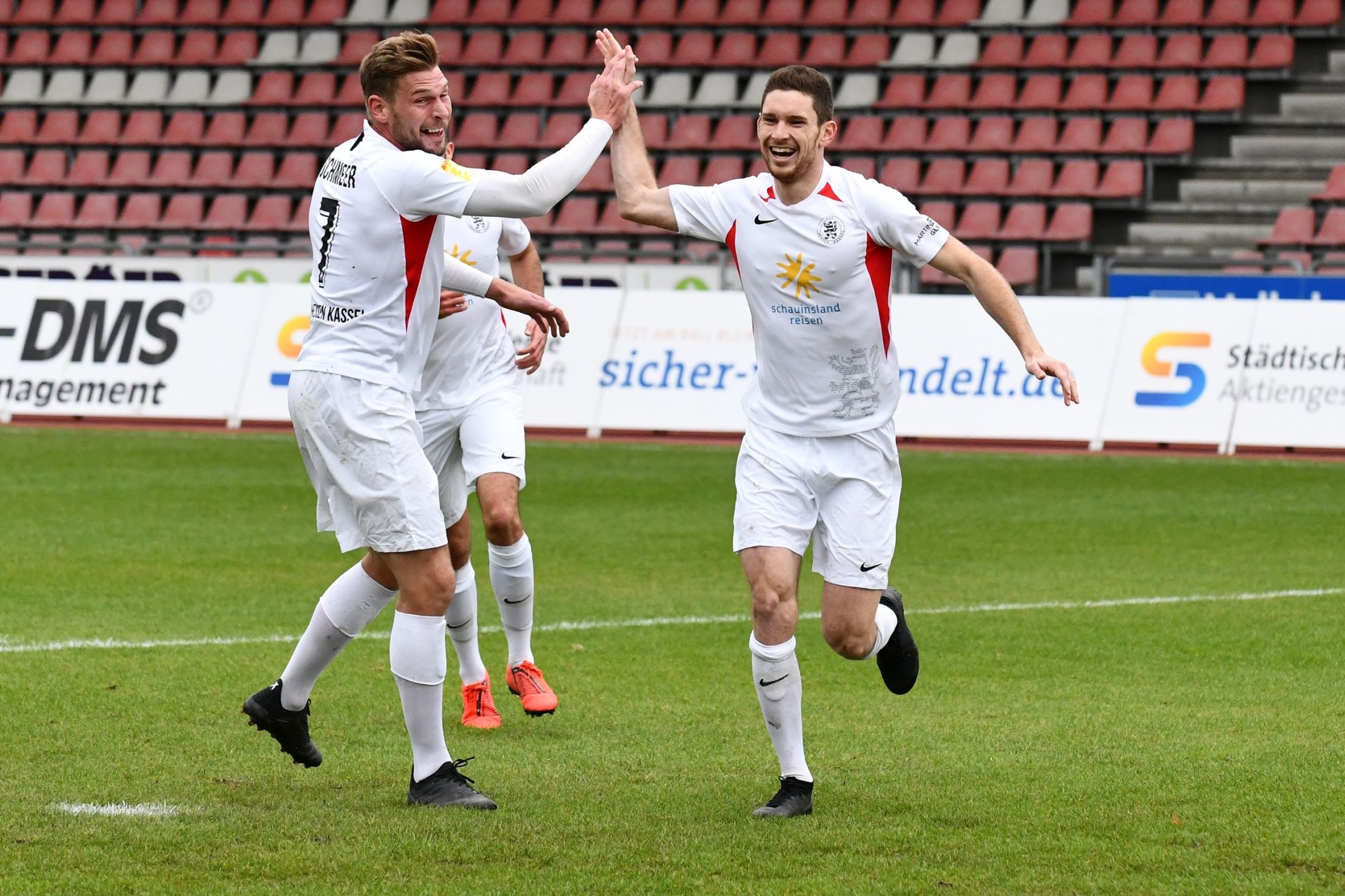 KSV Hessen Kassel, Rot-Weiss Walldorf, Endstand 4:0, Jubel zum 1:0, Sebastian Schmeer (KSV Hessen Kassel), Lukas Iksal (KSV Hessen Kassel)