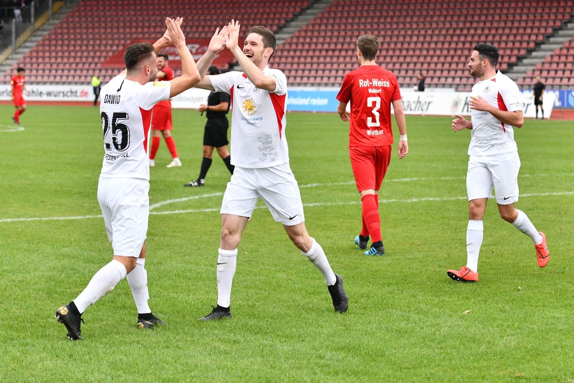 KSV Hessen Kassel, Rot-Weiss Walldorf, Endstand 4:0, Jubel zum 1:0, Marco Dawid (KSV Hessen Kassel), Lukas Iksal (KSV Hessen Kassel)