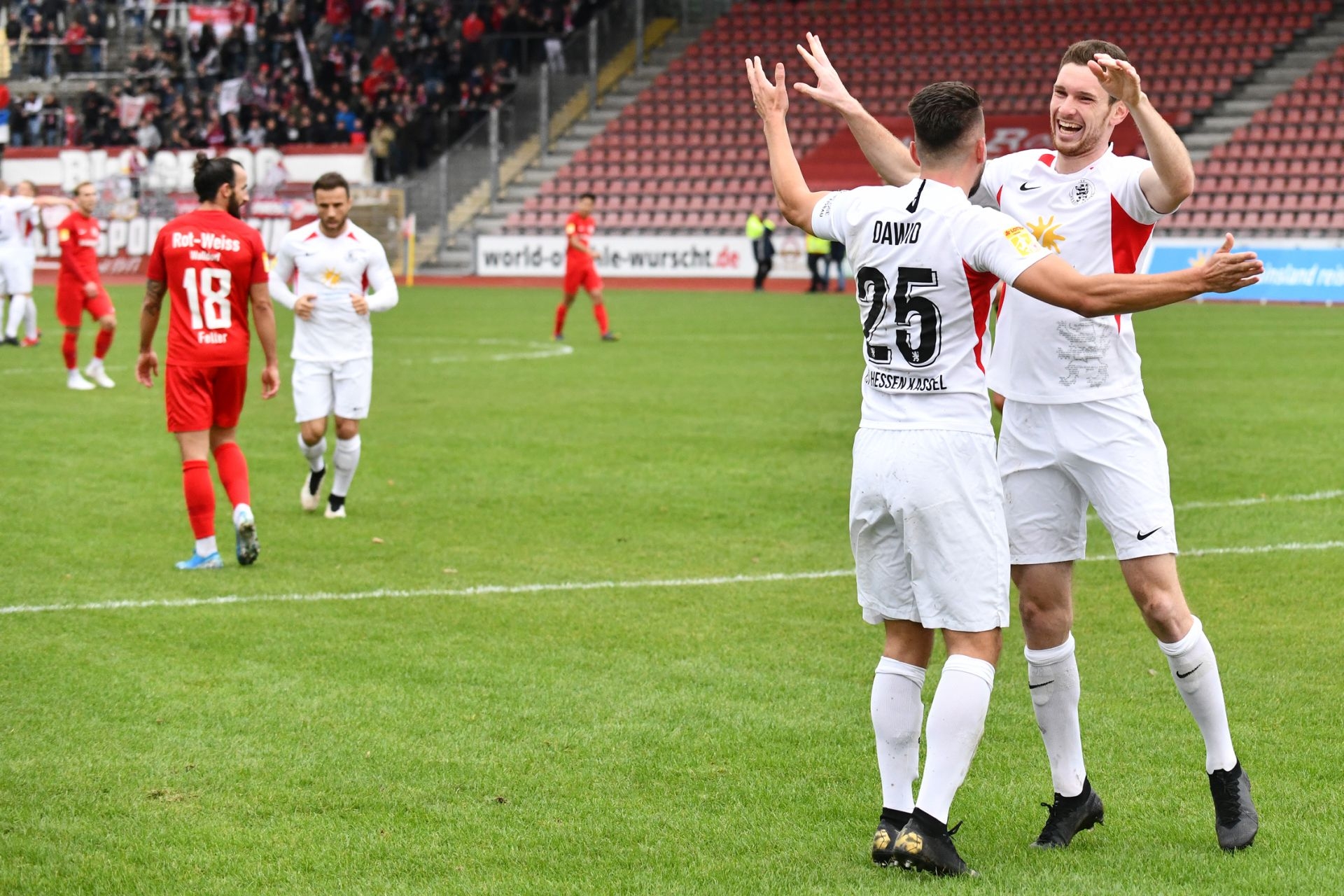 KSV Hessen Kassel, Rot-Weiss Walldorf, Endstand 4:0, Jubel zum 1:0, Marco Dawid (KSV Hessen Kassel), Lukas Iksal (KSV Hessen Kassel)