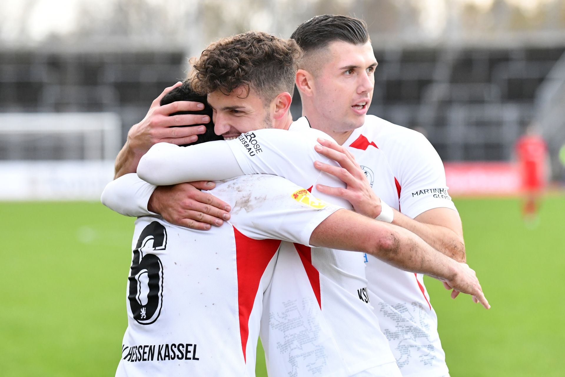 KSV Hessen Kassel, Rot-Weiss Walldorf, Endstand 4:0, Jubel zum 2:0, Adrian Bravo Sanchez (KSV Hessen Kassel), Nasuf Zurkolic (KSV Hessen Kassel), Jon Mogge (KSV Hessen Kassel)