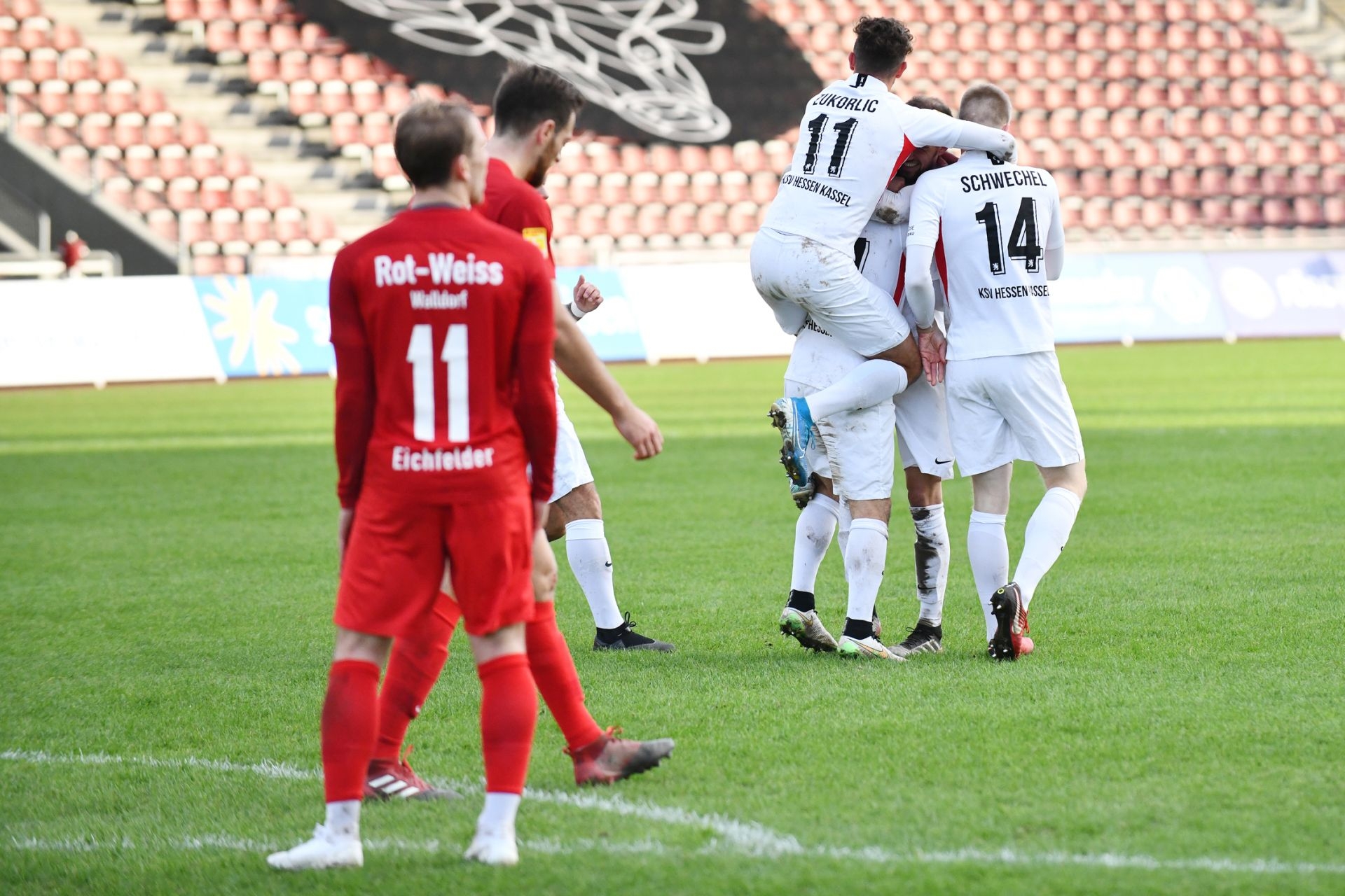 KSV Hessen Kassel, Rot-Weiss Walldorf, Endstand 4:0, Jubel zum 4:0