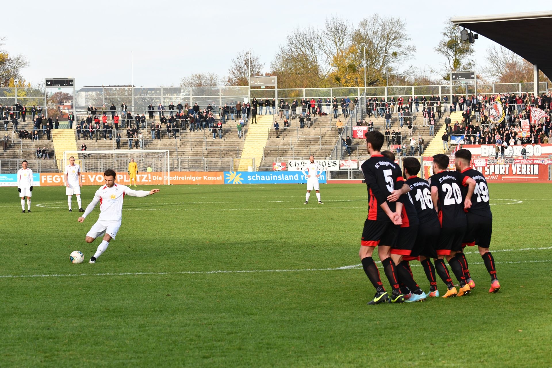 Lotto Hessenliga 2019/2020, KSV Hessen Kassel, SC Waldgirmes, Endstand 4:1, Freistoss, Tor zum 1.1, Alban Meha (KSV Hessen Kassel)