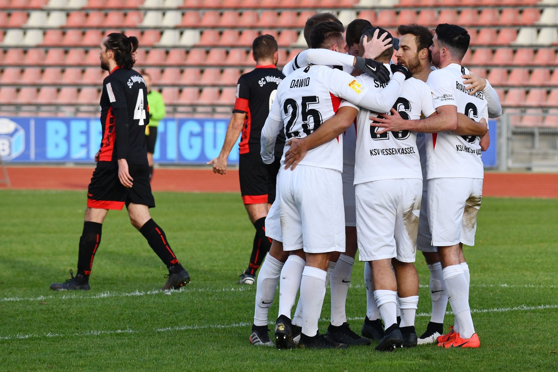 Lotto Hessenliga 2019/2020, KSV Hessen Kassel, SC Waldgirmes, Endstand 4:1; Jubel zum 2:1