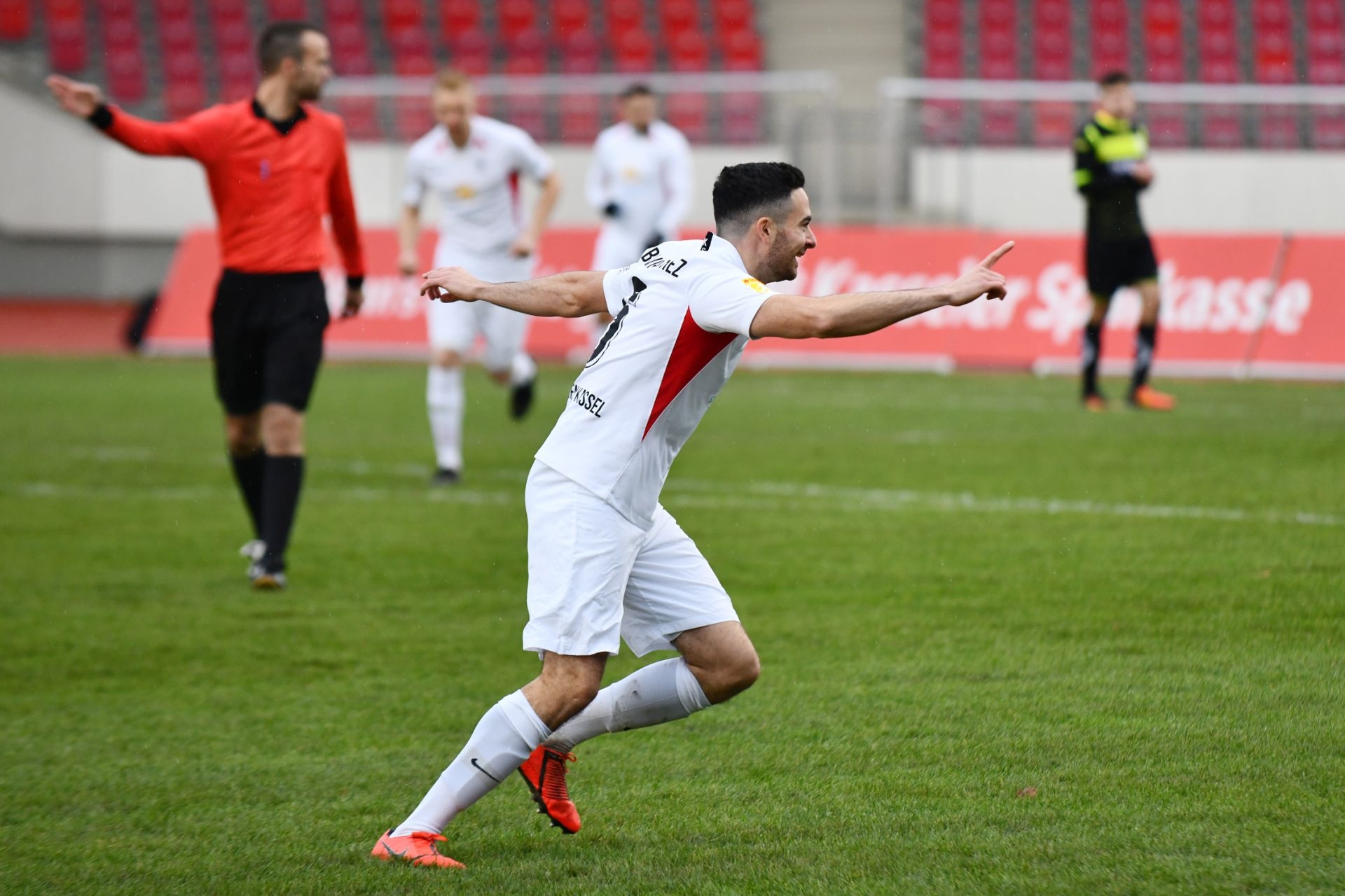 Lotto Hessenliga 2019/2020, KSV Hessen Kassel, FV Bad Vilbel, Endstand 6:1, Jubel zum 1:0, Adrian Bravo Sanchez (KSV Hessen Kassel)