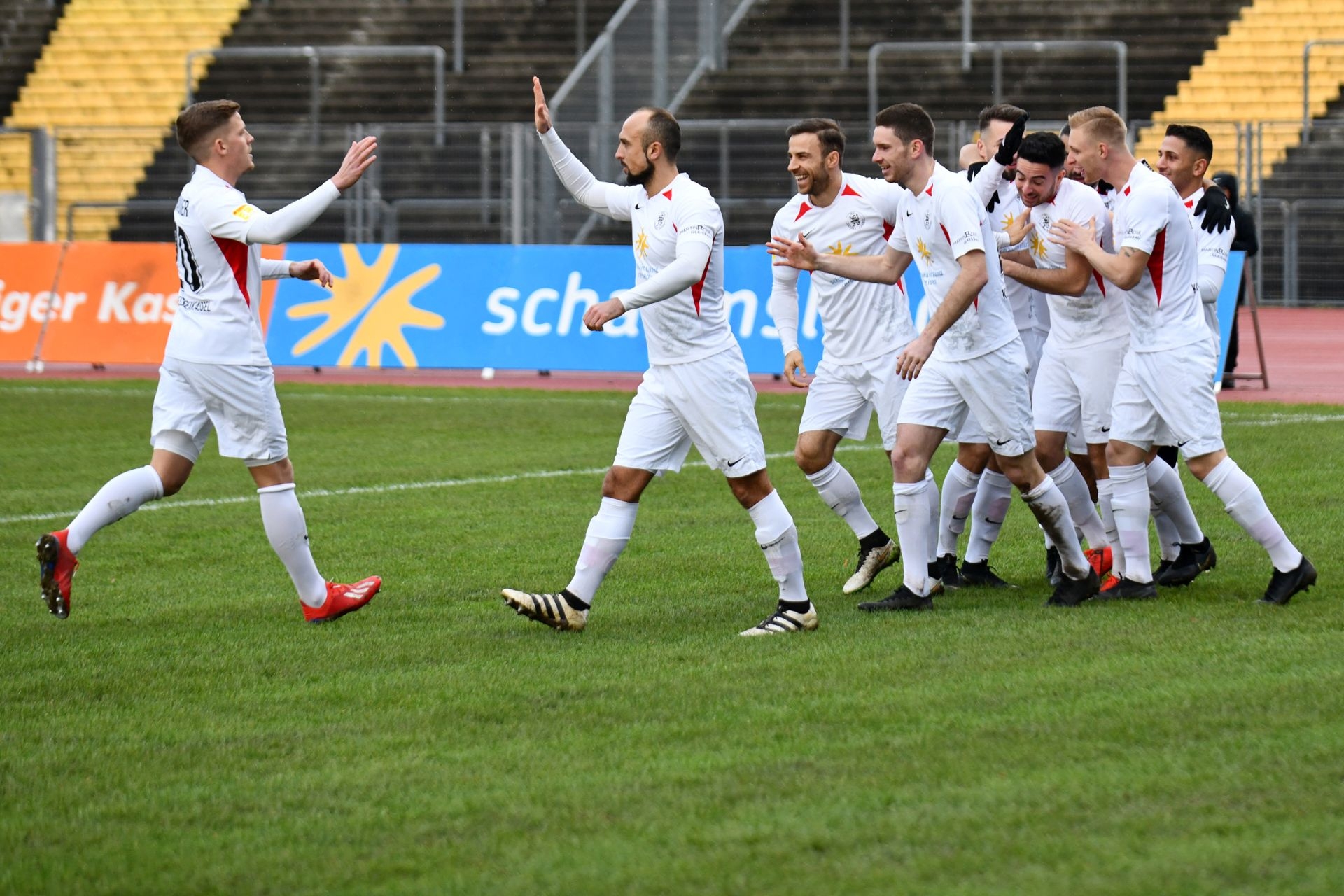 Lotto Hessenliga 2019/2020, KSV Hessen Kassel, FV Bad Vilbel, Endstand 6:1, Jubel zum 1:0