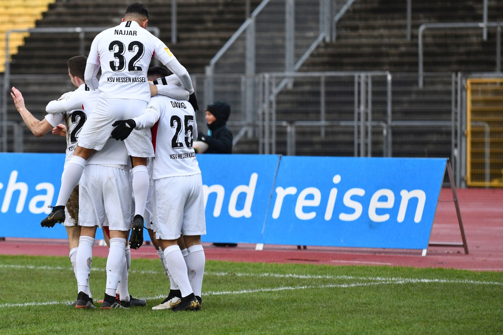 Lotto Hessenliga 2019/2020, KSV Hessen Kassel, FV Bad Vilbel, Endstand 6:1, Jubel zum 2:0