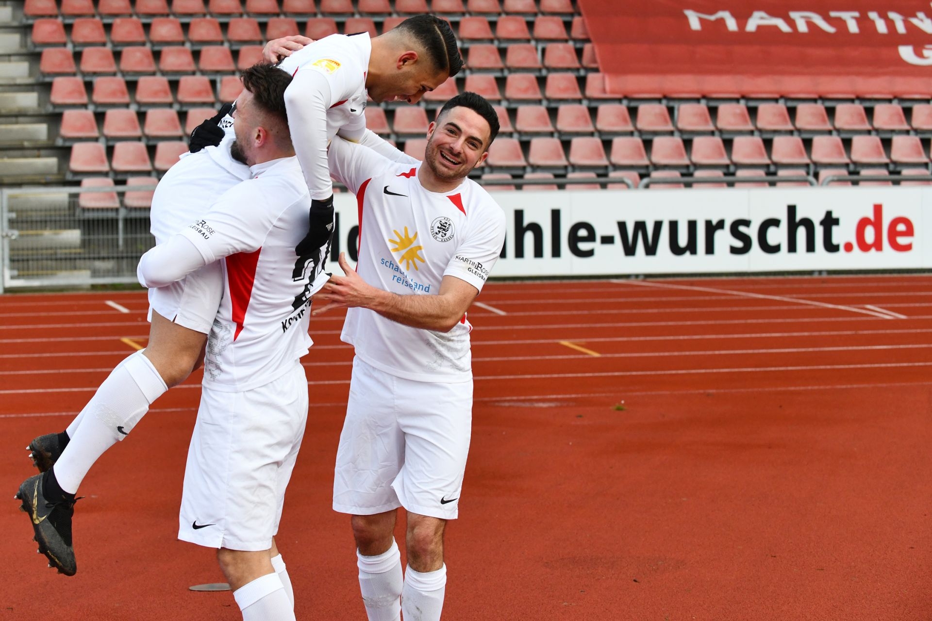 Lotto Hessenliga 2019/2020, KSV Hessen Kassel, FV Bad Vilbel, Endstand 6:1, Jubel zum 3:0, Marco Dawid (KSV Hessen Kassel), Nael Najjar (KSV Hessen Kassel), Adrian Bravo Sanchez (KSV Hessen Kassel)