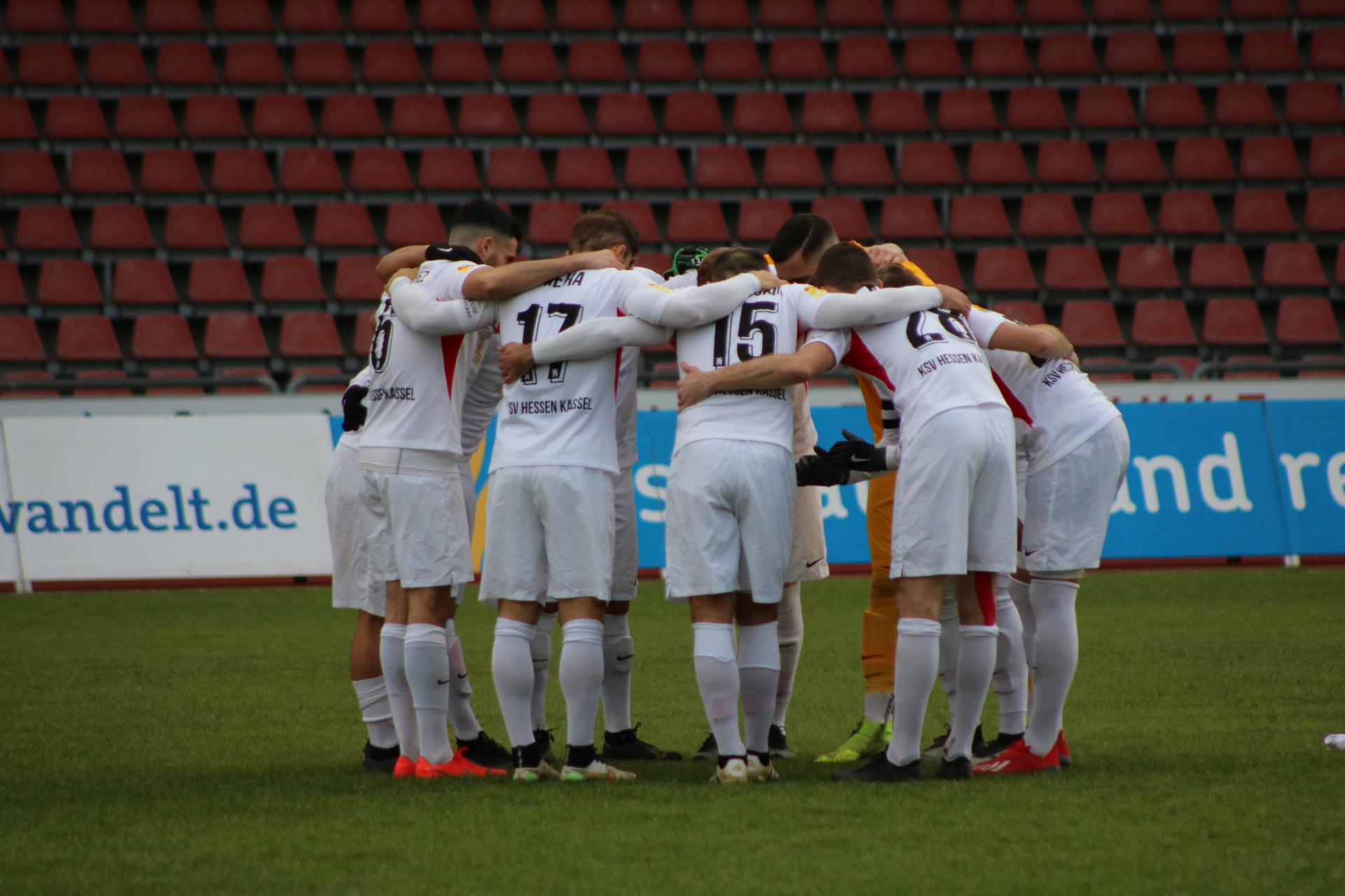 Lotto Hessenliga 2019/2020, KSV Hessen Kassel, FV Bad Vilbel, Endstand 6:1, Mannschaftskreis (KSV Hessen Kassel)