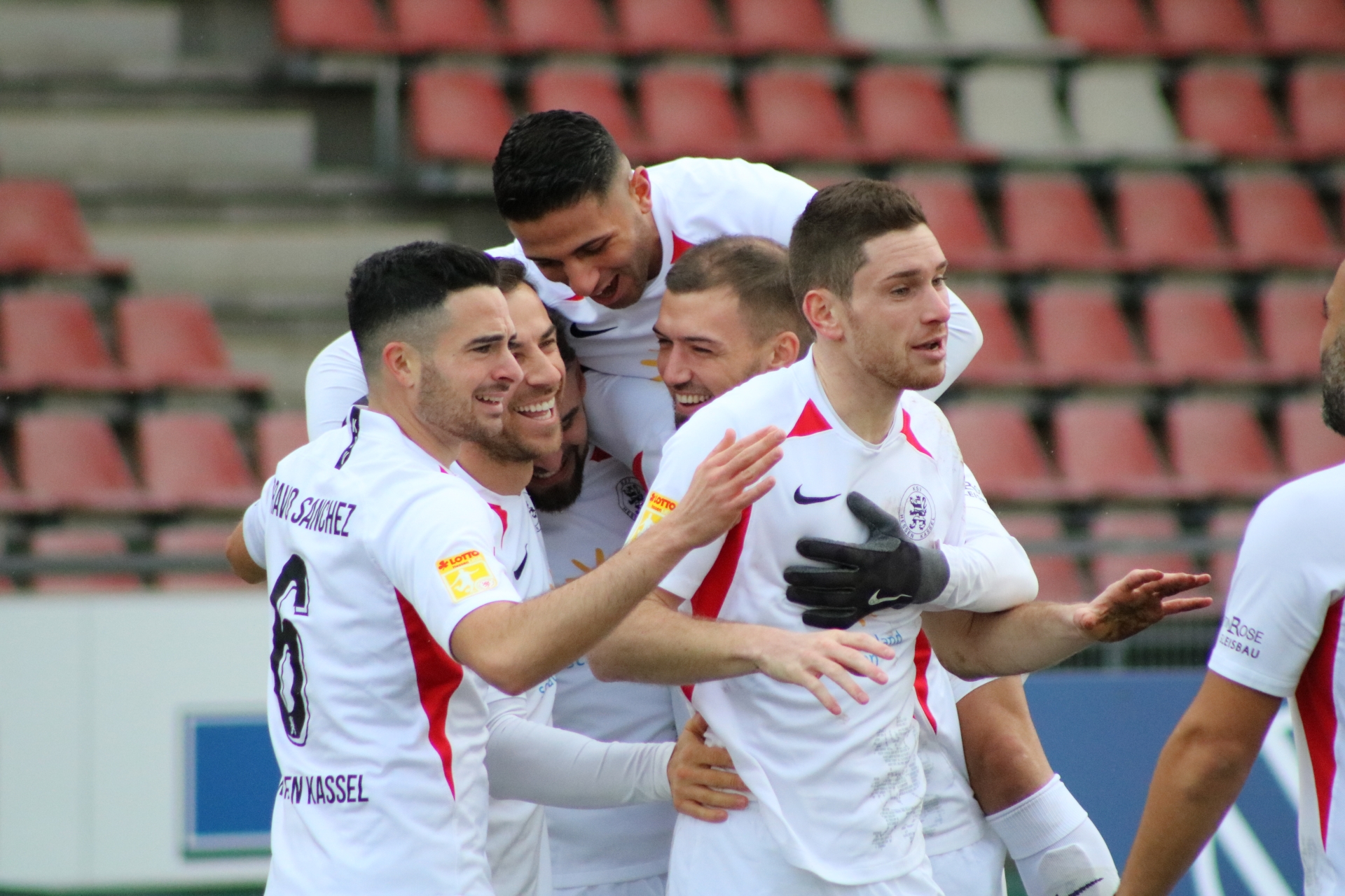 Lotto Hessenliga 2019/2020, KSV Hessen Kassel, FV Bad Vilbel, Endstand 6:1, Jubel zum 2:0 (KSV Hessen Kassel)