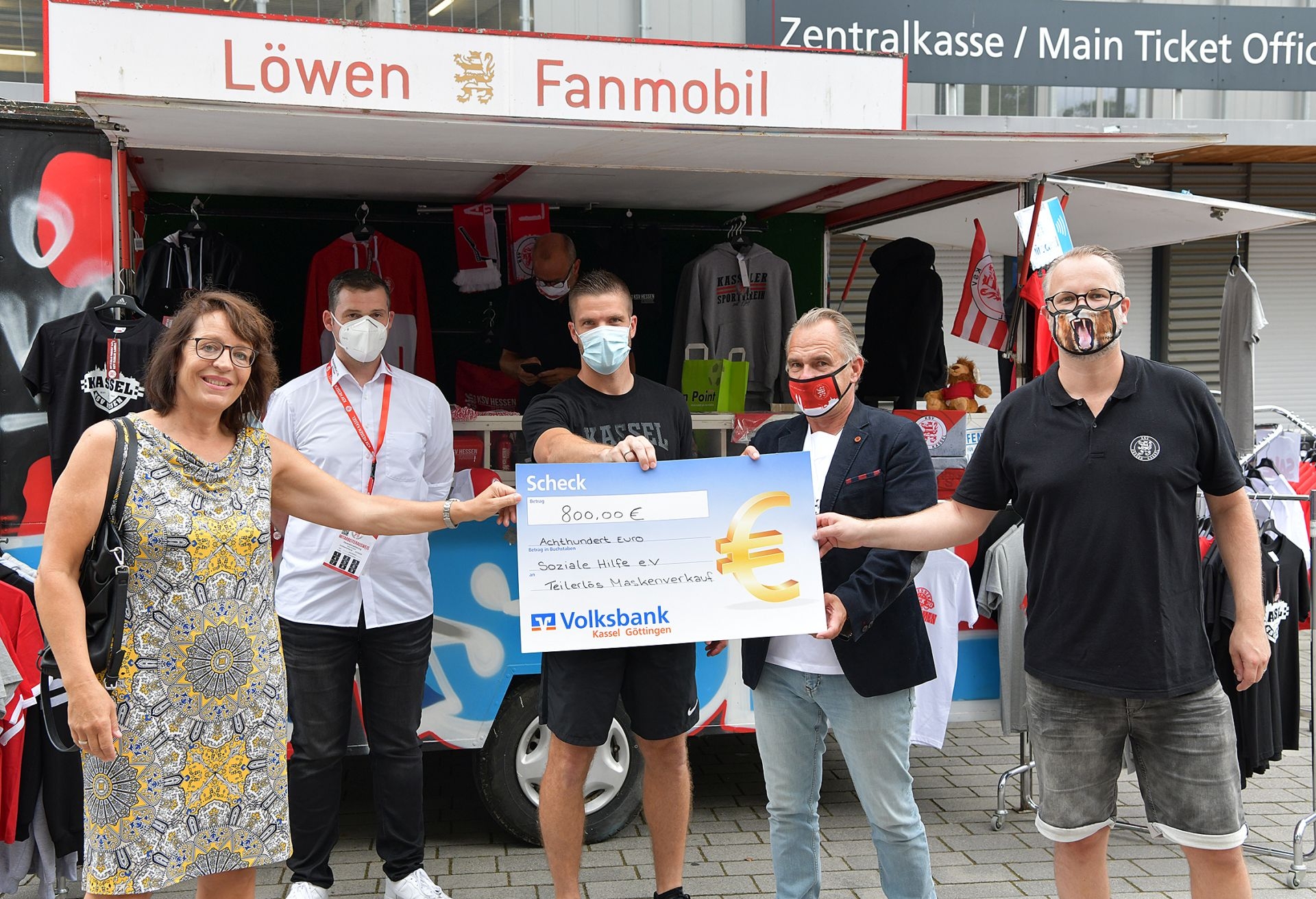 KSV Hessen Kassel,Spendenübergabe, Soziale Hilfe, (v.l.n.r.) Ute Wienkamp (Projektleitung Tigerenten-Rennen), Daniel Bettermann (KSV-Vorstand Sponsoring 