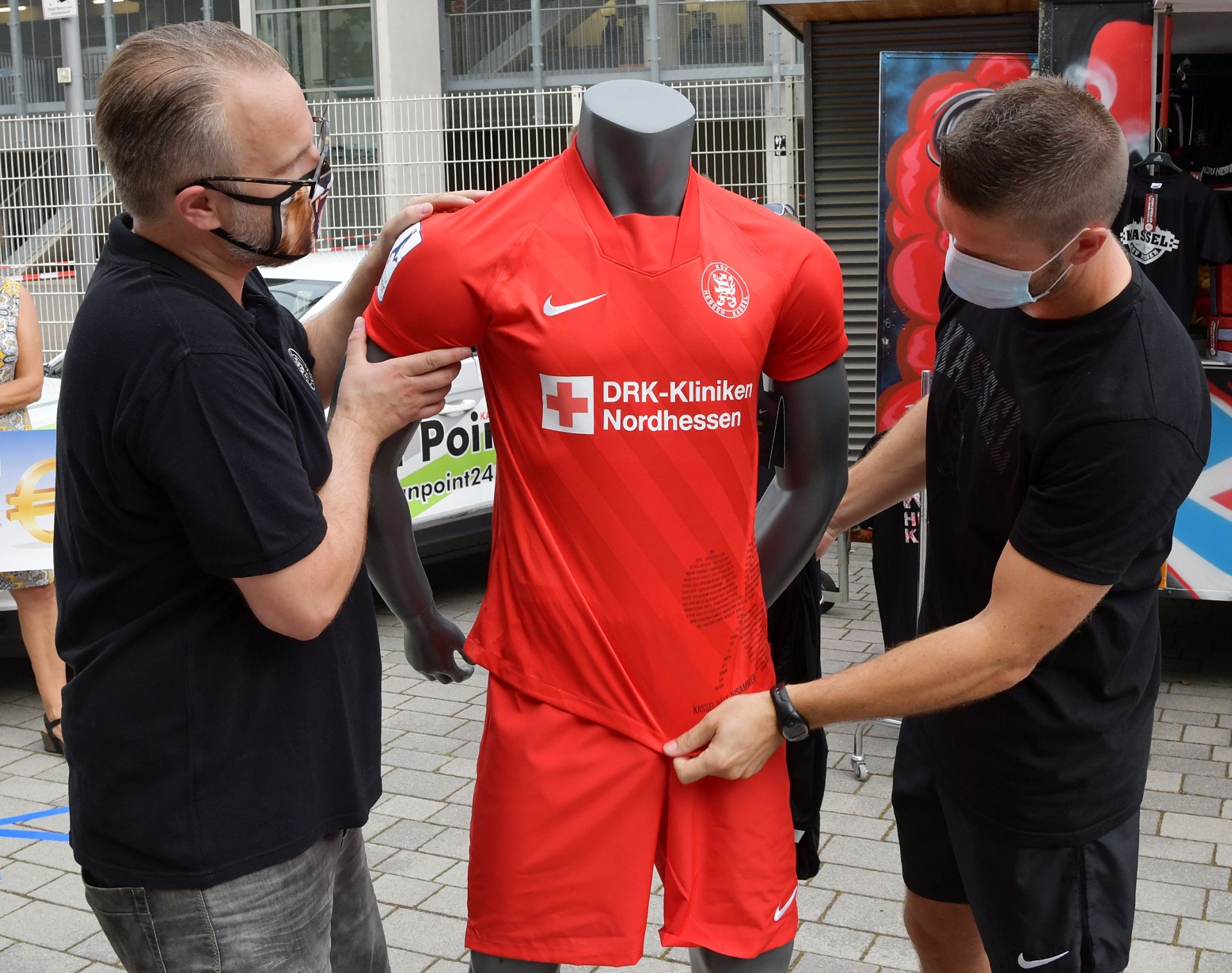 KSV Hessen Kassel, Trikotvorstellung, Trikotpräsentation, (v.l.n.r.) Sven Bertel (Geschäftsführer Fan Point Kassel), Tobias Damm (KSV-Trainer)