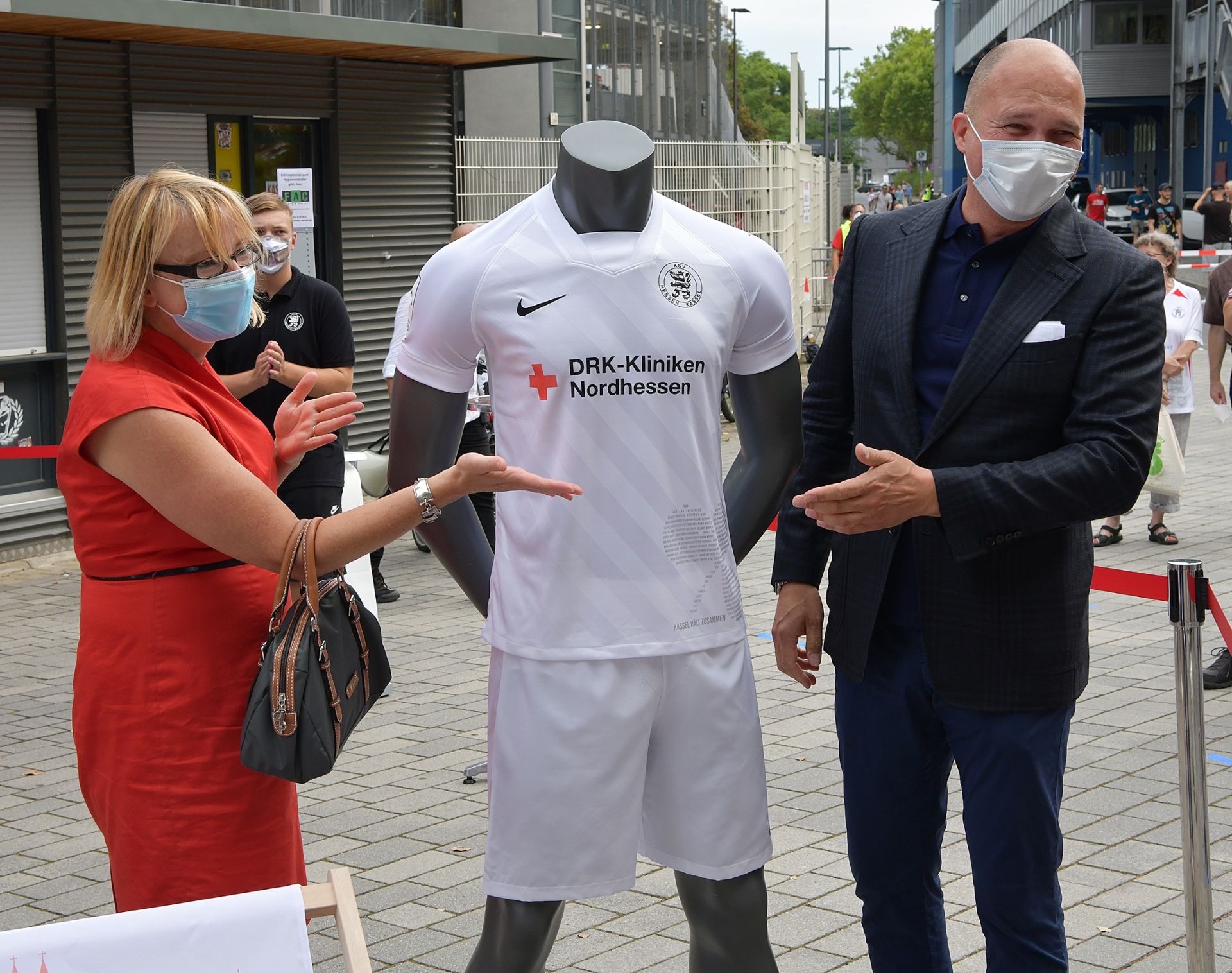 KSV Hessen Kassel, Trikotvorstellung, Trikotpräsentation, (v.l.n.r.) Oberin Claudia Nehrig (DRK-Kliniken Nordhessen, Geschäftsführerin, Pflegedirektorin), Alexander H. Lottis (DRK-Kliniken Nordhessen, Geschäftsführer, Sprecher der Geschäftsführung)