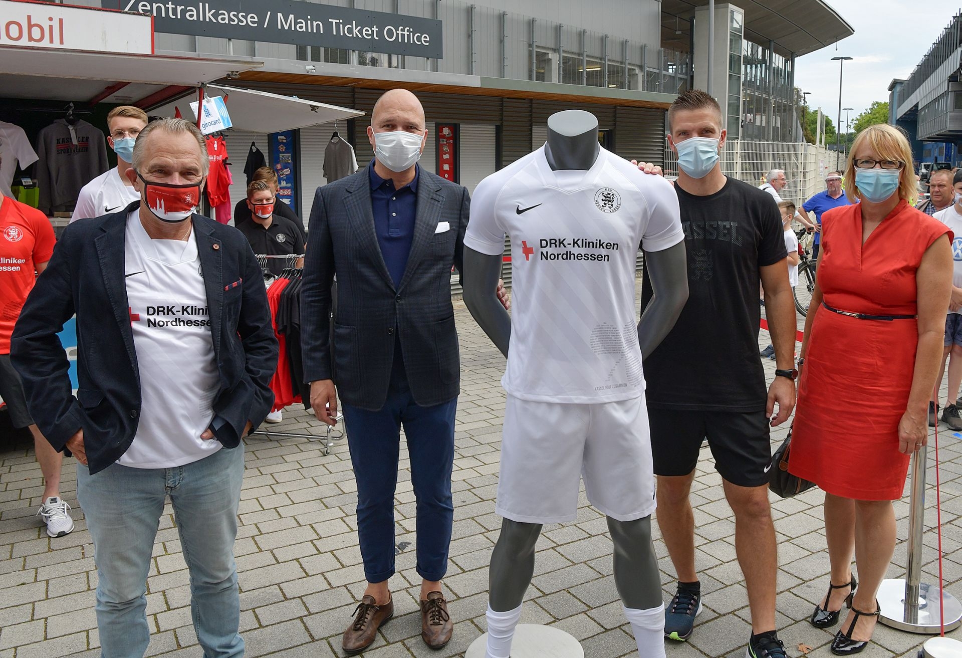 KSV Hessen Kassel, Trikotvorstellung, Trikotpräsentation, (v.l.n.r.) Jens Rose (KSV-Vorstand), Alexander H. Lottis (DRK-Kliniken Nordhessen, Geschäftsführer, Sprecher der Geschäftsführung), Tobias Damm (KSV-Trainer), Oberin Claudia Nehrig (DRK-Kliniken Nordhessen, Geschäftsführerin, Pflegedirektorin)