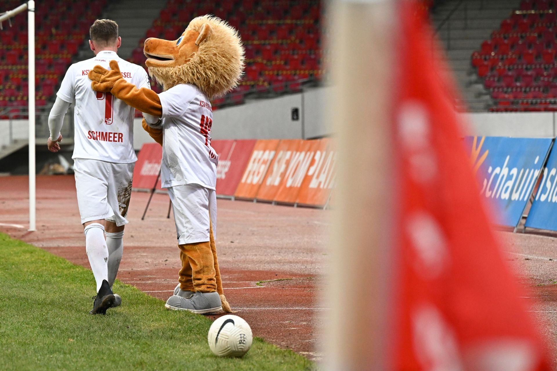 Regionalliga Südwest 2020/21, KSVHessen Kassel, TSV Steinbach Haiger, Endstand 2:1, Sebastian Schmeer, Totti, Eckfahne, Ball