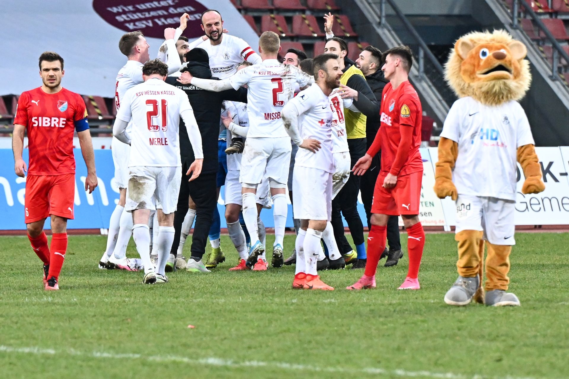 Regionalliga Südwest 2020/21, KSVHessen Kassel, TSV Steinbach Haiger, Endstand 2:1, Totti, Sergej Evljuskin, Kreis, Jubel