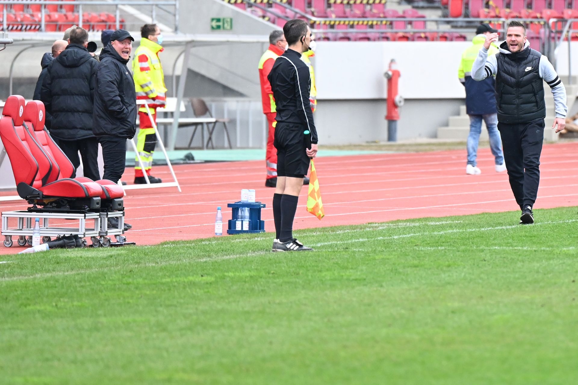 Regionalliga Südwest 2020/21, KSV Hessen Kassel, VfR Aalen, Endstand 1:1, Tobias Damm, Trainerbank, Schiedsrichter