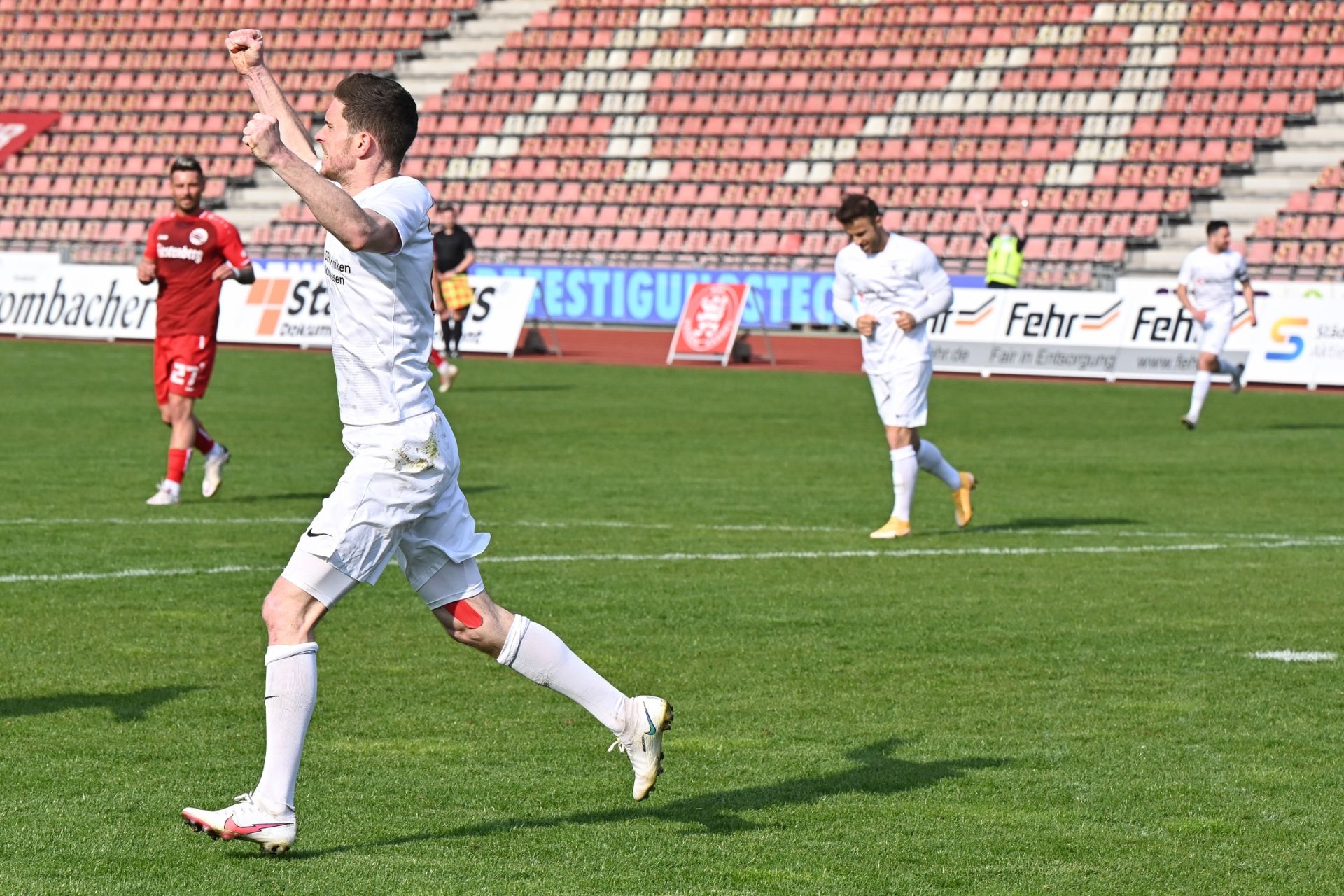 Regionalliga Südwest 2020/21, KSV Hessen Kassel, Bahlinger SC, Endstand 1:1, Jubel zum 1:0