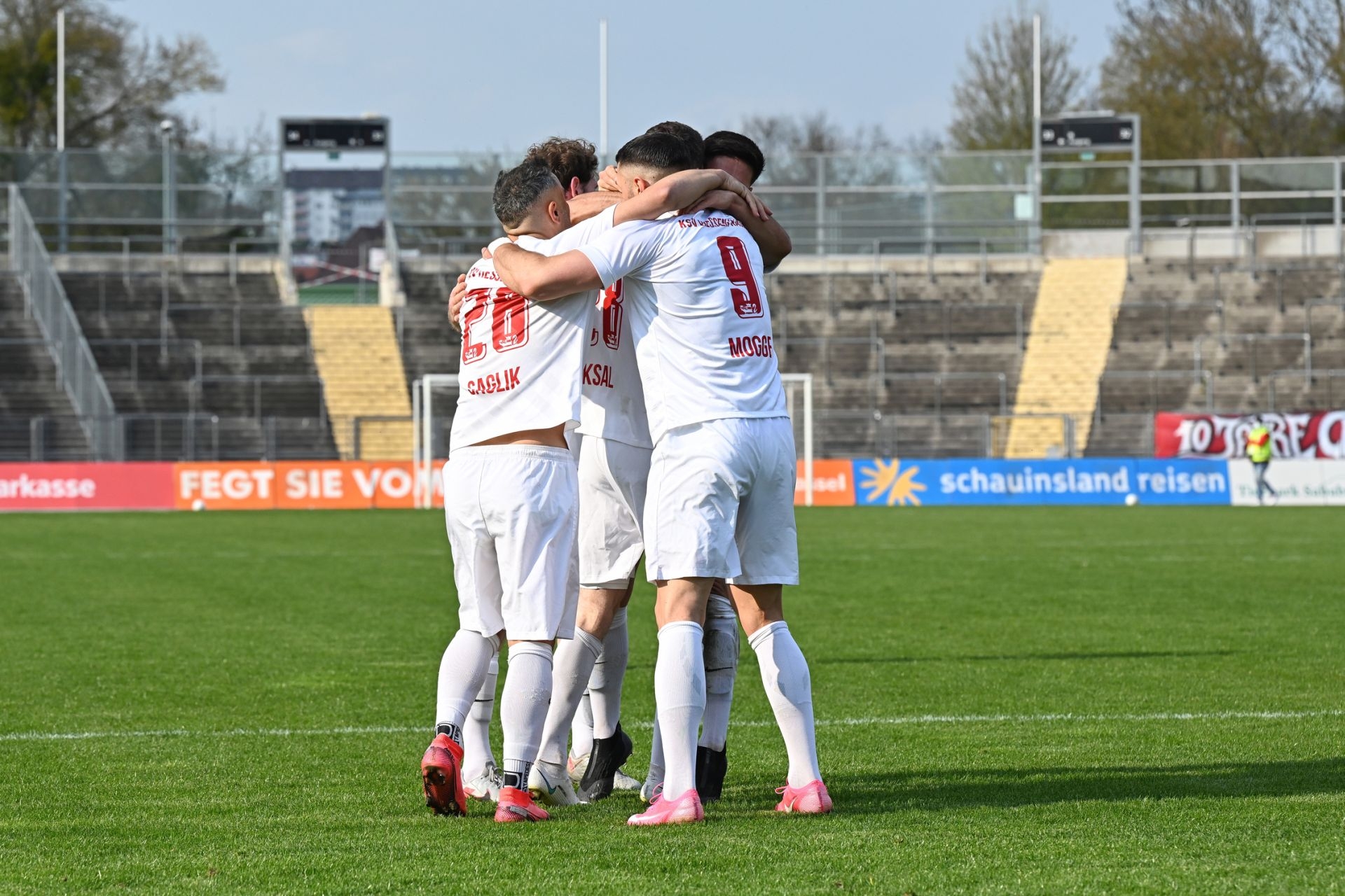 Regionalliga Südwest 2020/21, KSV Hessen Kassel, Bahlinger SC, Endstand 1:1, Jubel zum 1:0