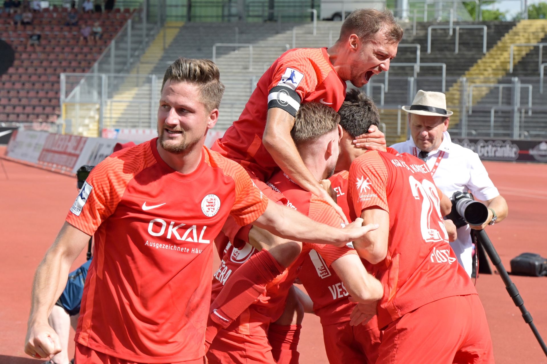 KSV Hessen Kassel, TSV Steinbach Haiger, Regionalliga Südwest, saison 2021/22, Endstand 1:1, Jubel zum 1:1