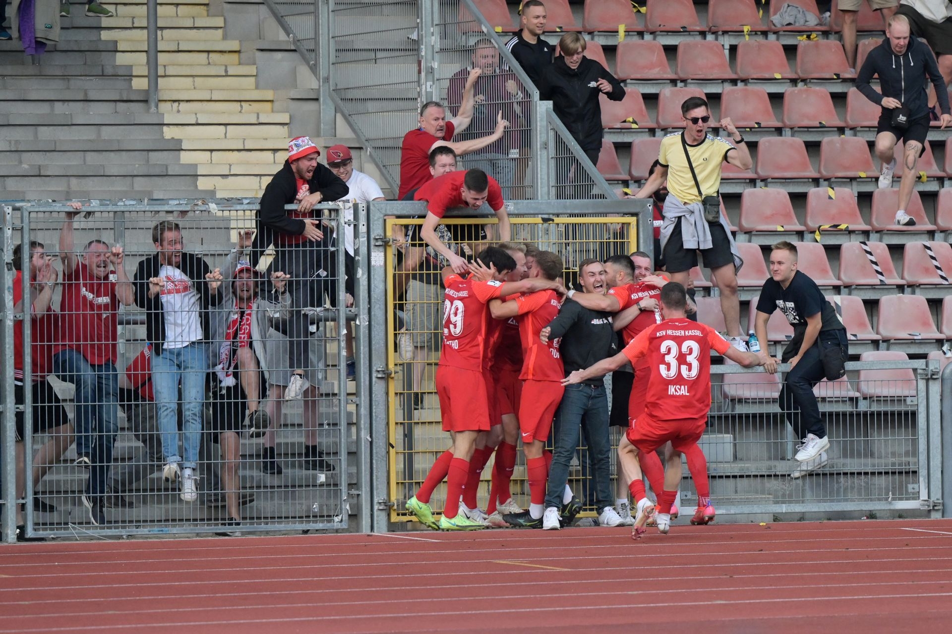 KSV Hessen Kassel, VfB Stuttgart II, Regionalliga Südwest, Saison 2021/22, Endstand 3:2, Jubel zum 3:2