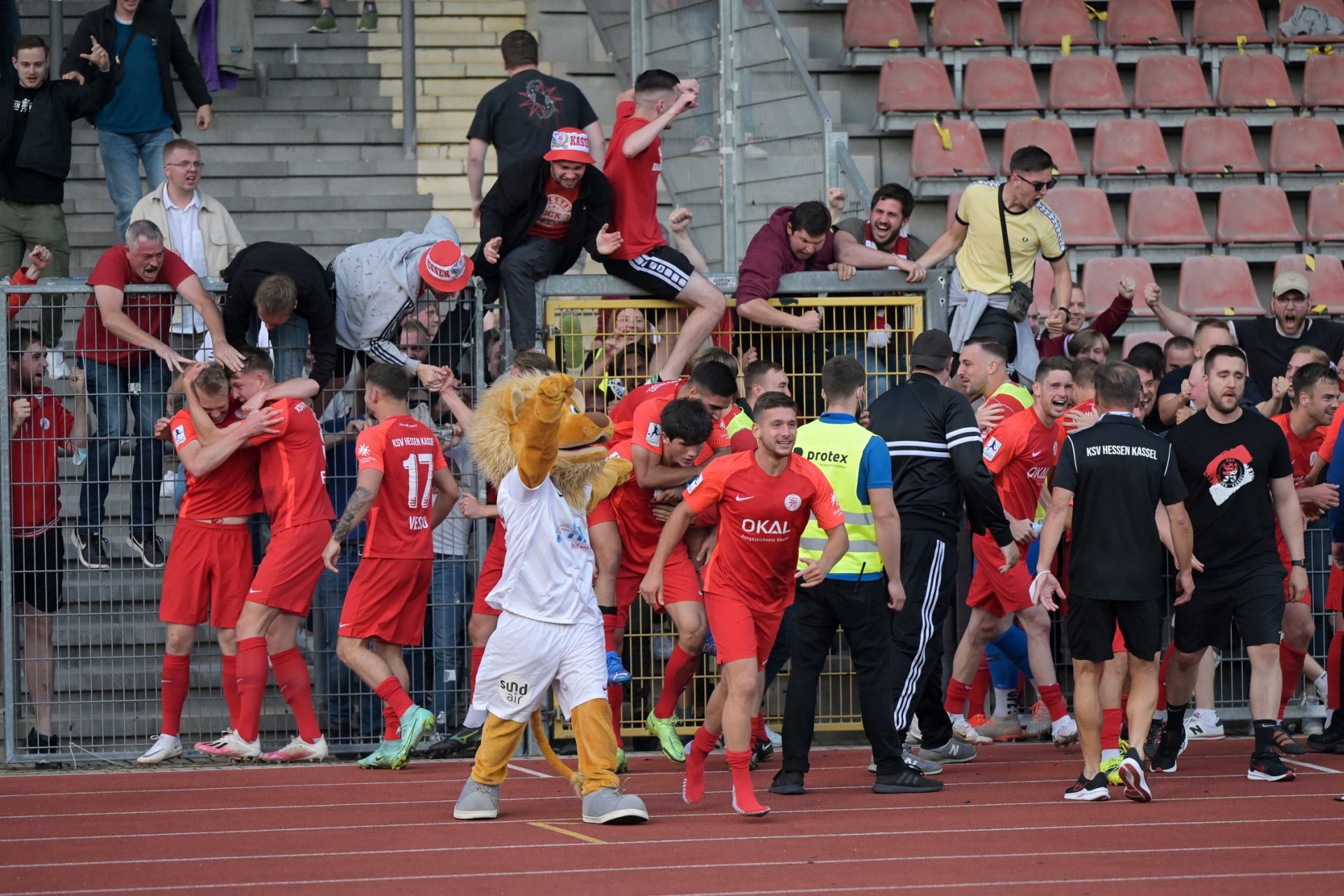KSV Hessen Kassel, VfB Stuttgart II, Regionalliga Südwest, Saison 2021/22, Endstand 3:2, Jubel zum 3:2