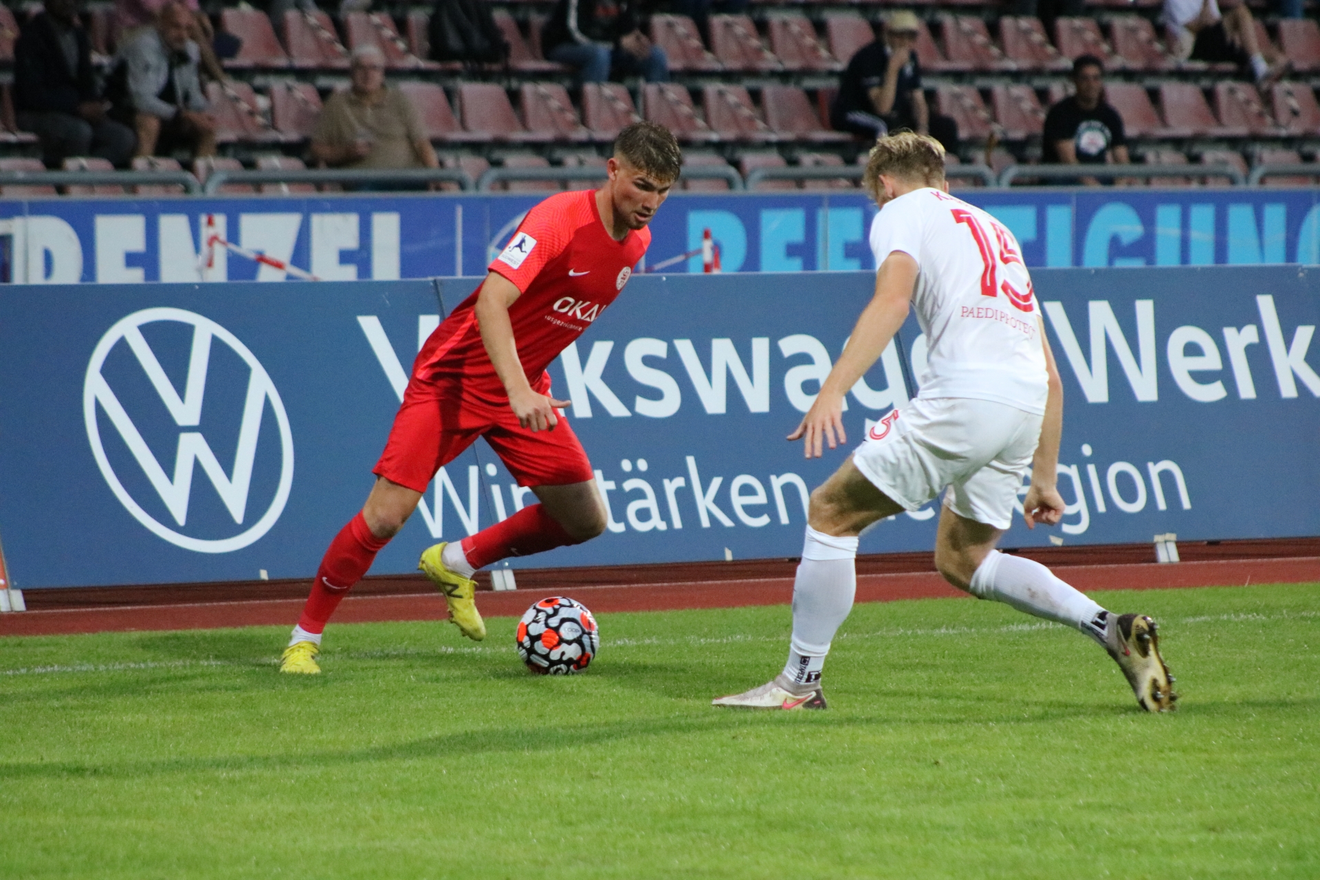 KSV Hessen Kassel - Kickers Offenbach, VW Bande im Hintergrund