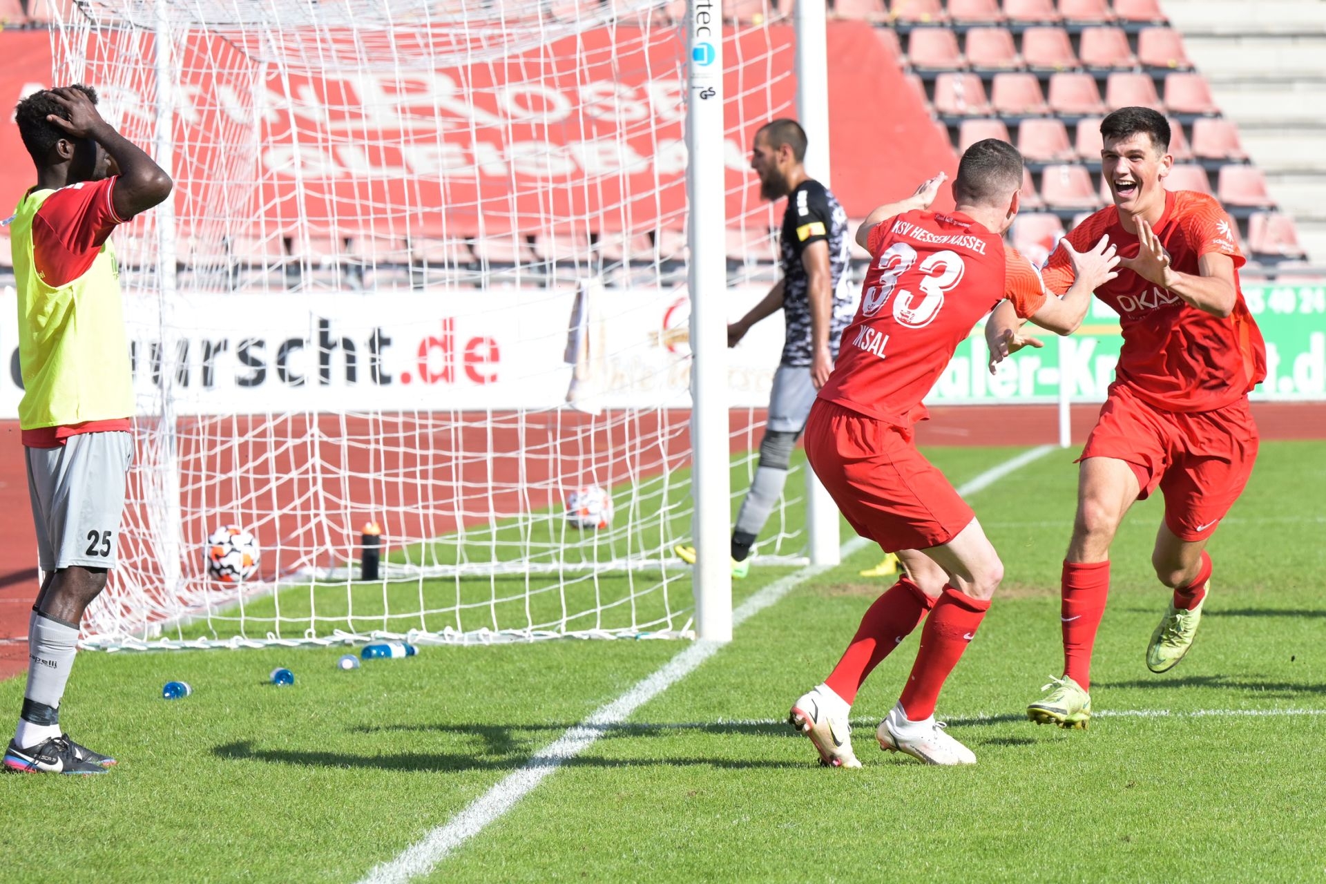 KSV Hessen Kassel, FC Rot-Weiss Koblenz, Endstand 2:0, Jubel zum 1:0