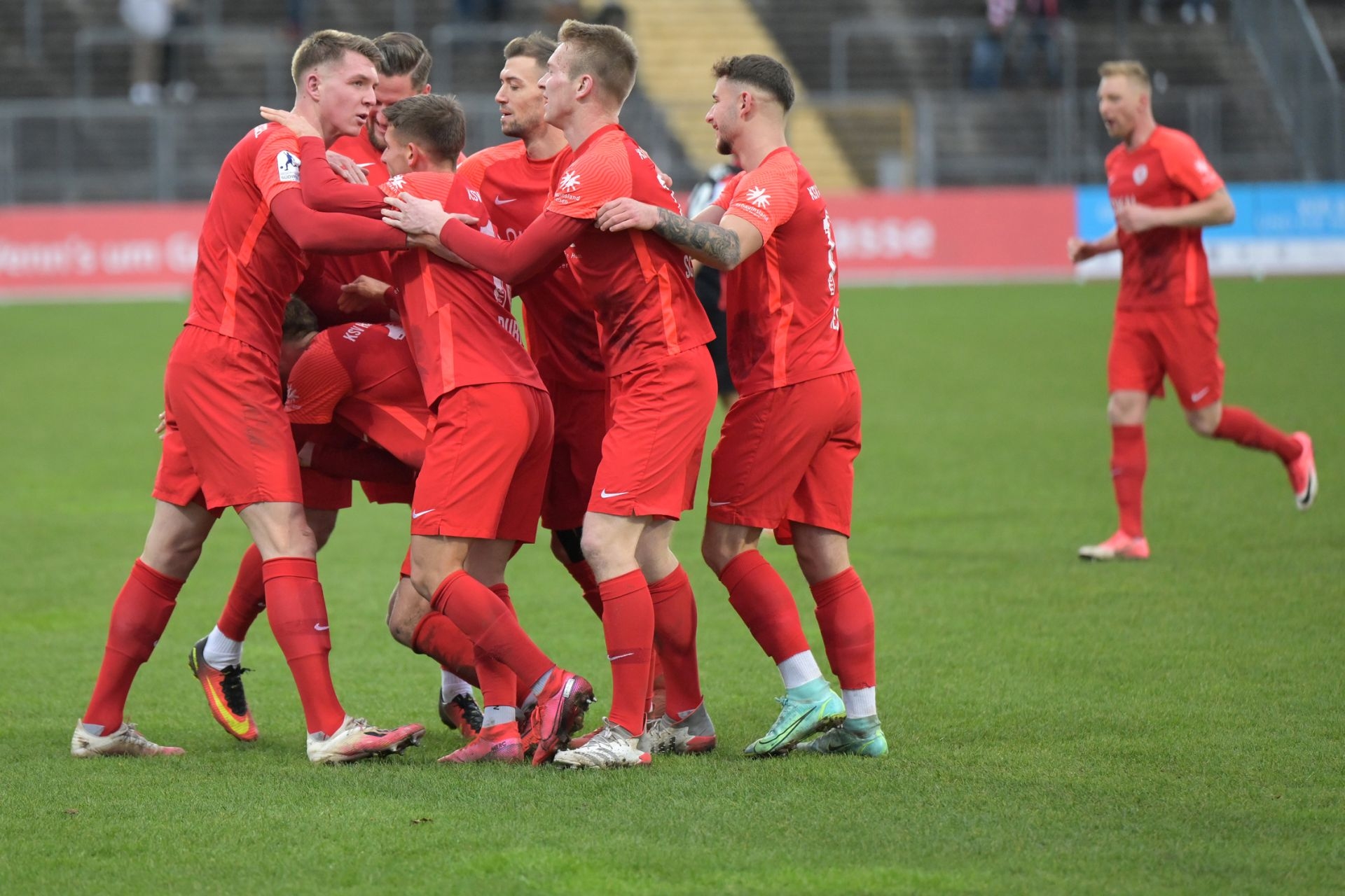 Regionalliga Südwest, Saison 2021/22, KSV Hessen Kassel, SG Sonnenhof Grossaspach, Endstand 4:0, Jubel zum 1:0