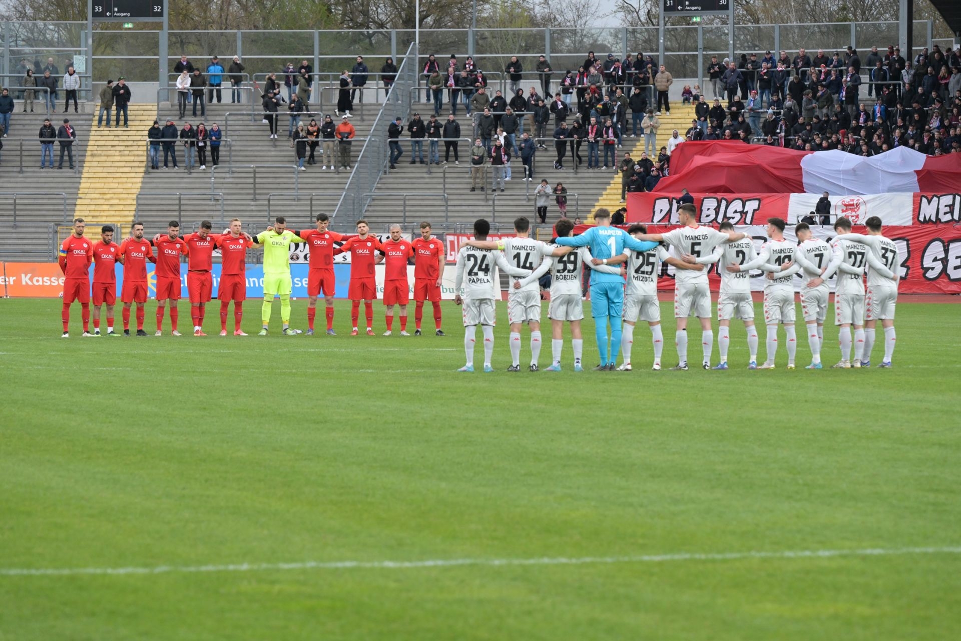 Regionalliga Südwest, Saison 2021/22, KSV Hessen Kassel, FSV Mainz 05 II, Endstand 2:1, Vor dem Anpfiff, Gedenken, Aufstellung