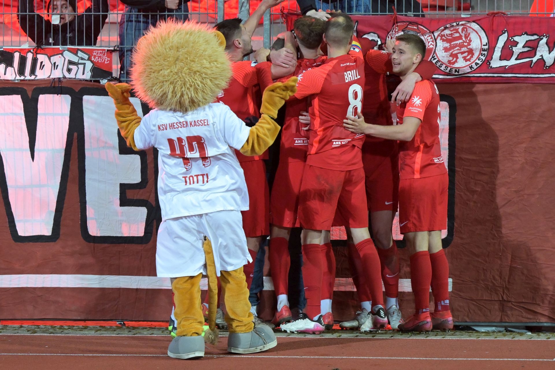 Regionalliga Südwest, Saison 2021/22, KSV Hessen Kassel, FSV Mainz 05 II, Endstand 2:1, Jubel, Fans, Nordkurve, Totti, Brill, Durna