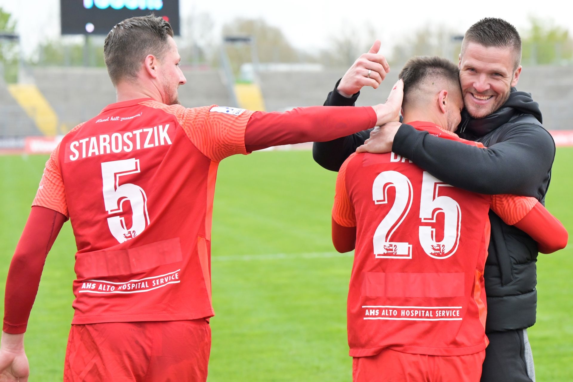 Regionalliga Südwest, Saison 2021/22, KSV Hessen Kassel, TSG Balingen, Endstand 4:0, Jubel zum 3:0