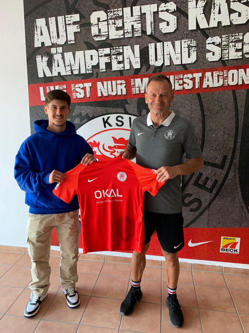 Elias Liesche Prieto trägt künftig das Trikot des KSV Hessen Kassel. Im Bild rechts mit Jörg Müller, sportlicher Leiter).